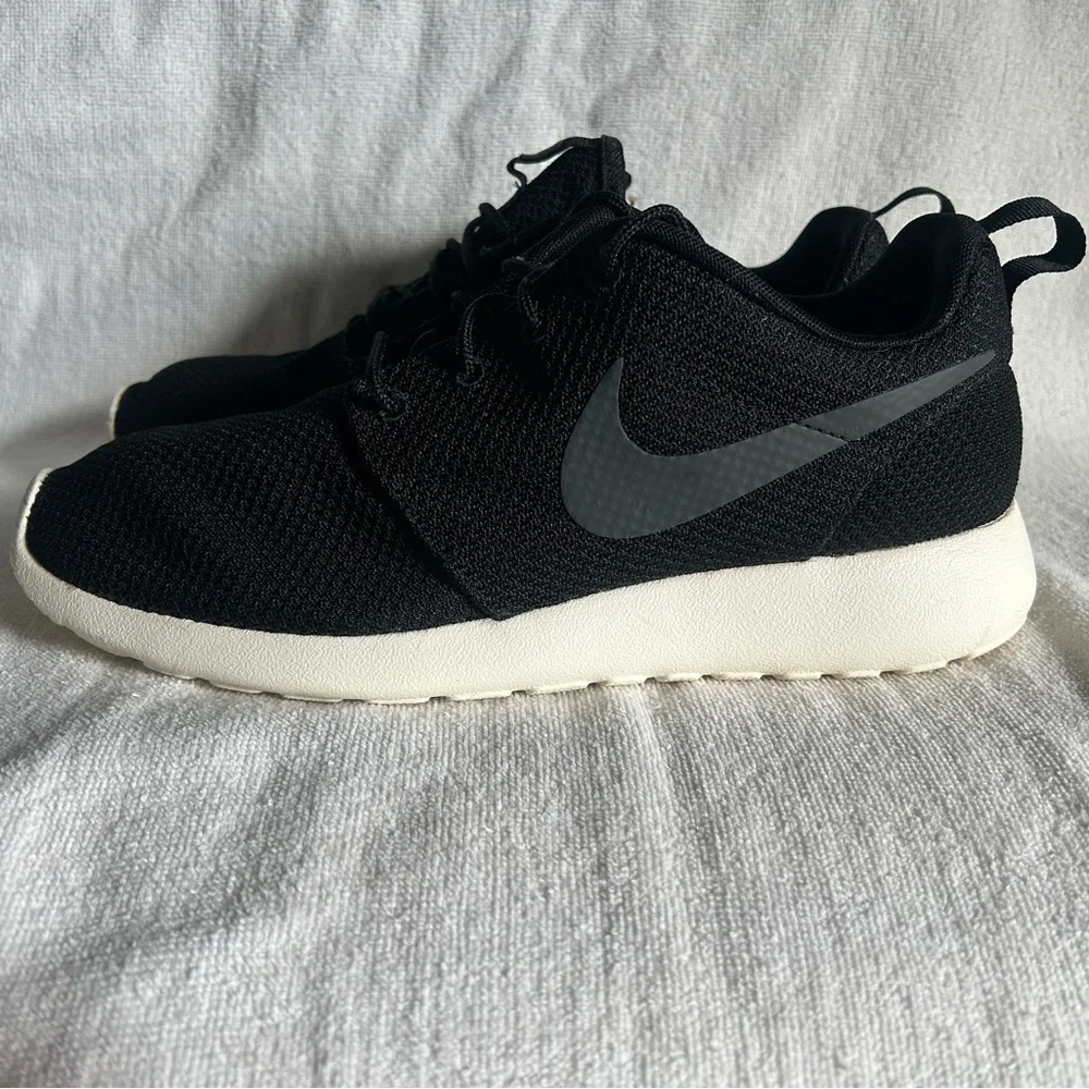 Nike Roshe One (Roshe Run) Sneakers Men’s 8.5 Black - Picture 2 of 8